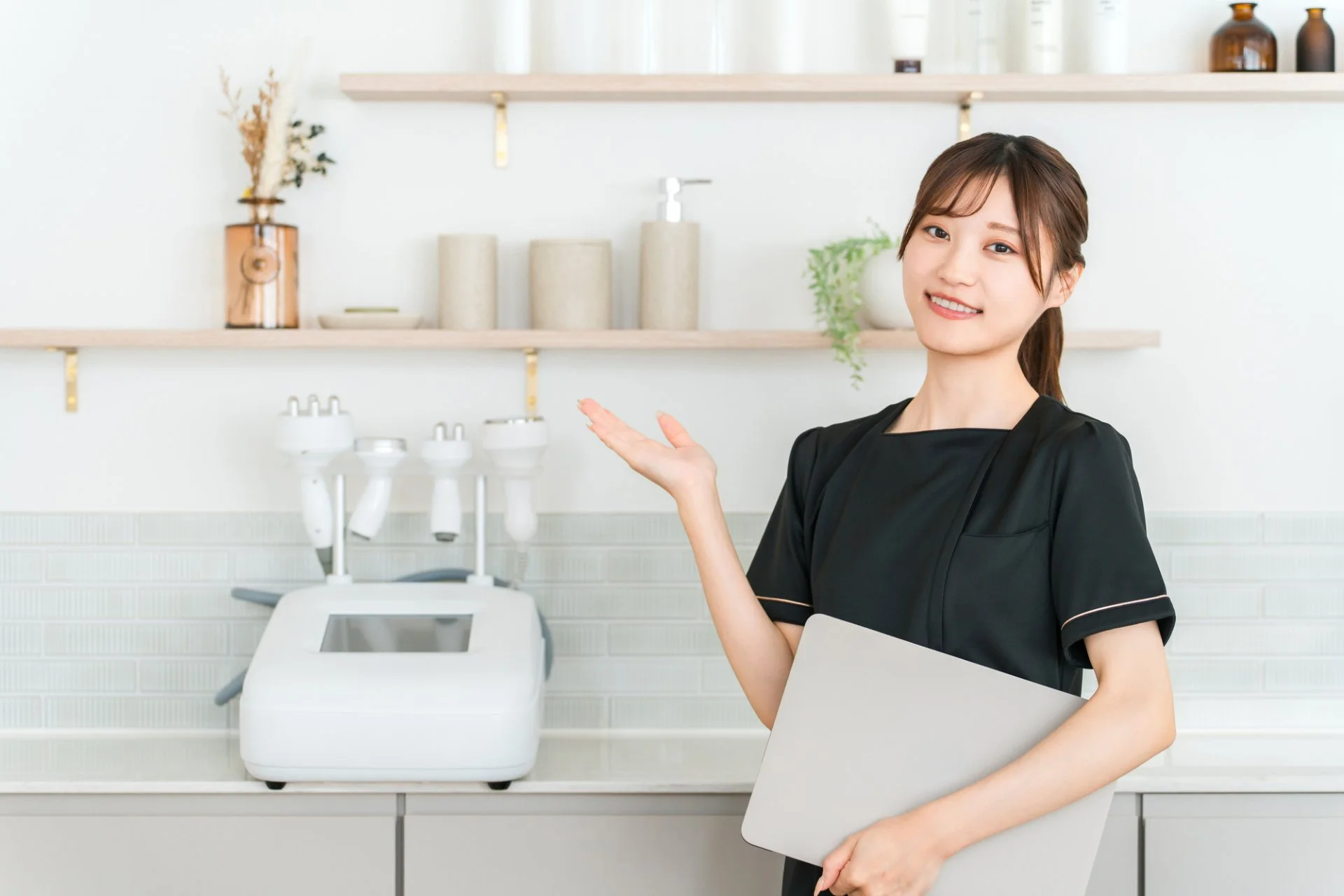 歯の色見本を見ながらカウンセリングシートを確認するテーブル